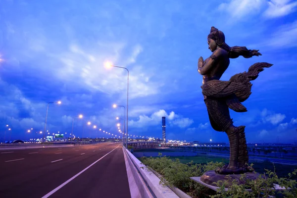 Apsonsi-thai patung megah terhadap langit berawan latar belakang — Stok Foto