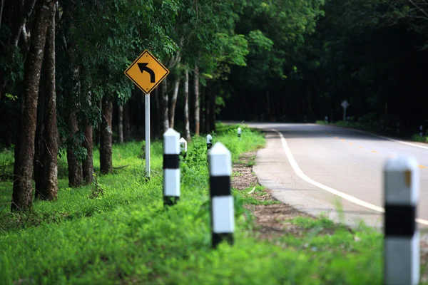 Kromme verkeersbord met blauwe hemel — Stockfoto