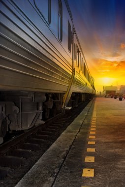 tren turuncu günbatımı geçirerek
