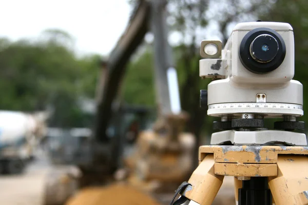 Surveyor workers with theodolite equipment at measuring operation — Stock Photo, Image