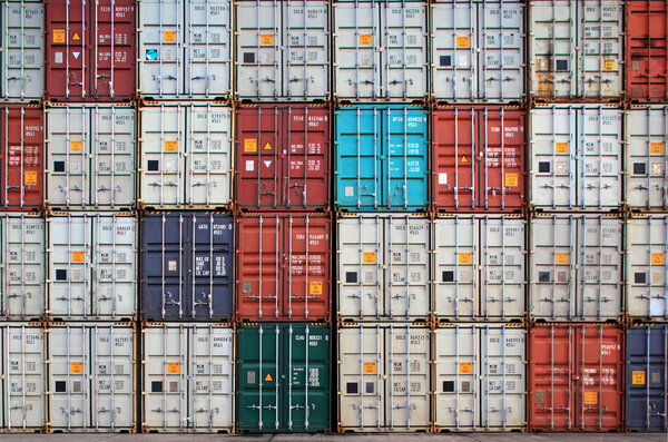 контейнеры в международных портовых контейнерах
