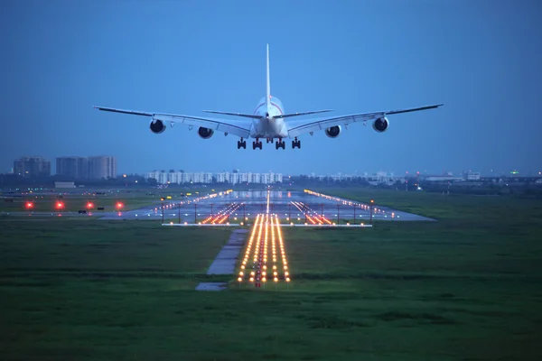 Vliegtuig bij opstijgen — Stockfoto