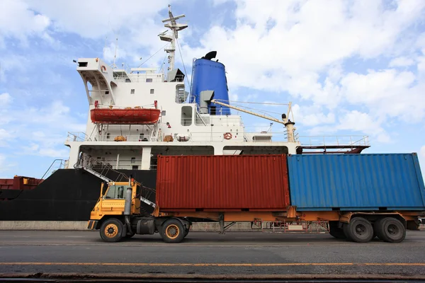Containerbetrieb im Hafen — Stockfoto