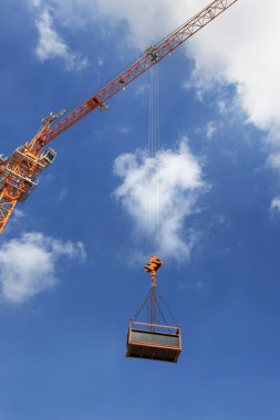 mavi bir gökyüzü vinç kanca