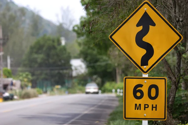 Sinal de limite de velocidade e sinalização de estrada — Fotografia de Stock
