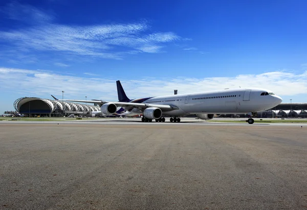 Avión en la pista, esperando para despegar — Foto de Stock