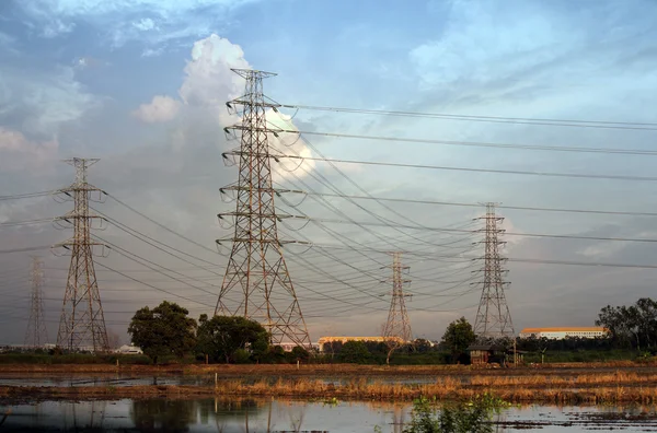 Alta tensão post.High-voltage torre céu fundo. — Fotografia de Stock