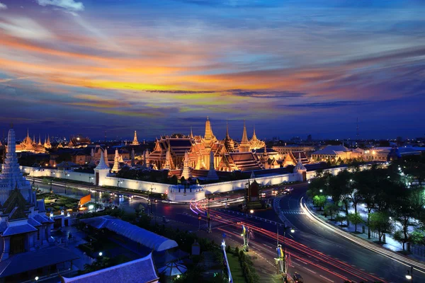 Gran palacio en el crepúsculo en Bangkok, Tailandia —  Fotos de Stock