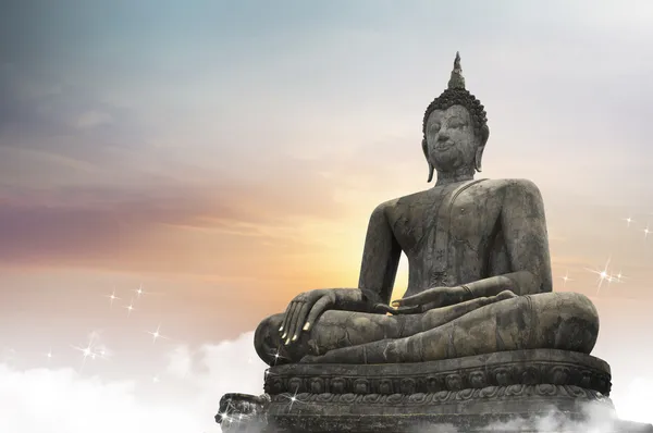 Άγαλμα του Βούδα πάνω από το γραφικό φωτισμό φόντου — Φωτογραφία Αρχείου