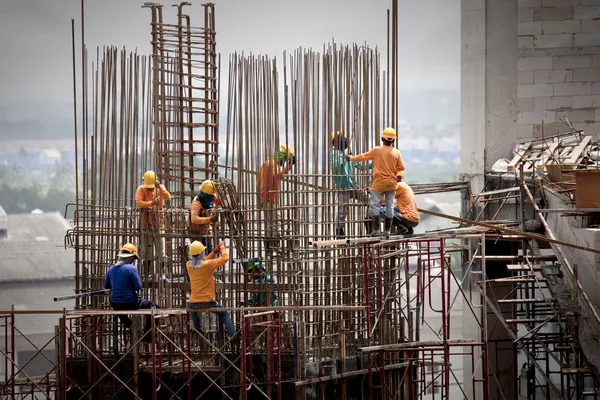 Construção em construção com trabalhadores — Fotografia de Stock