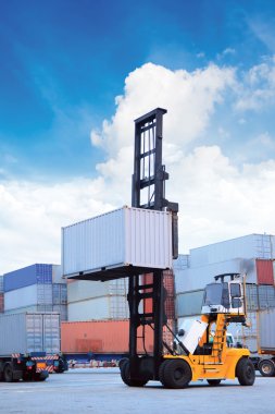 Demiryolu yard kapsayıcısında yukarı kaldırma vinç
