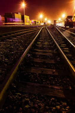 Gün batımında konteynırla birlikte kargo treni platformu