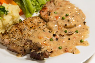 otlar ile kavrulmuş domuz biftek