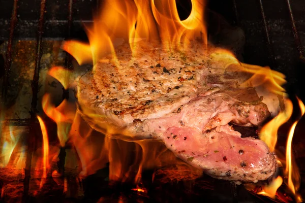 Steaks de porc grillés sur le gril — Photo