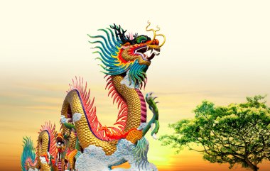 arka planda gün batımında Çince dragon