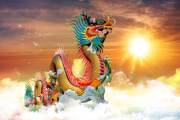 Čínský drak při západu slunce v pozadí — Stock fotografie