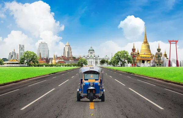 Concept, tuk tuk voor personenauto's te gaan attracties in bangkok — Stockfoto