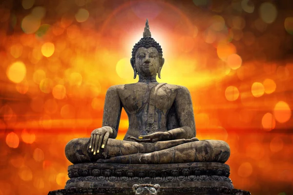 Buddha staty över natursköna belysning bakgrund — Stockfoto