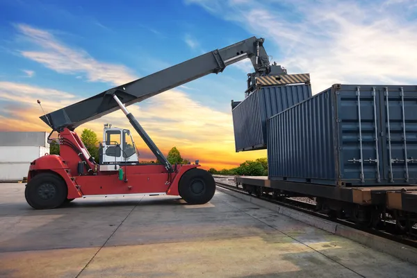 Stapel vrachtcontainers op de dokken met vrachtwagen — Stockfoto