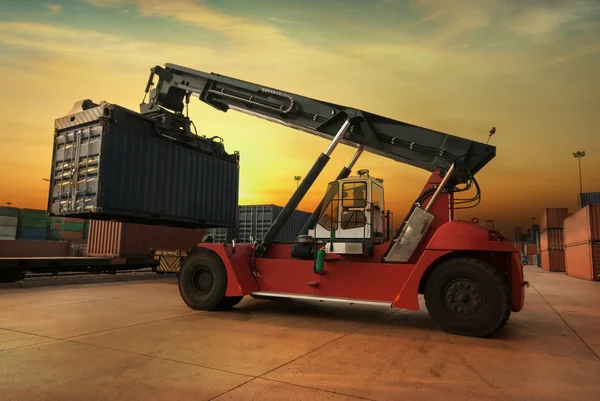 Pila de contenedores de carga en los muelles con camión —  Fotos de Stock