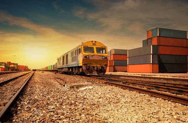 Gün batımında konteynırla birlikte kargo treni platformu — Stok fotoğraf