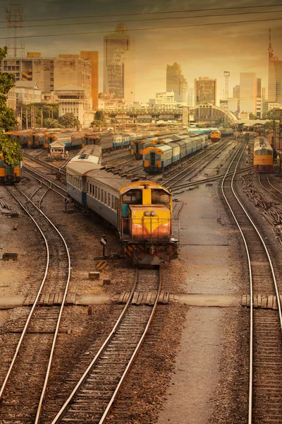 Vías férreas en una estación de tren importante al atardecer —  Fotos de Stock