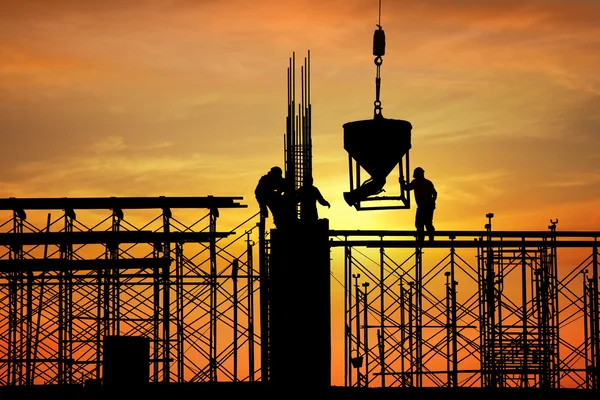 Silueta del trabajador de la construcción en obra —  Fotos de Stock