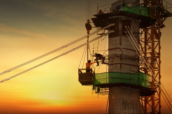 Silueta del trabajador de la construcción en obra — Foto de Stock