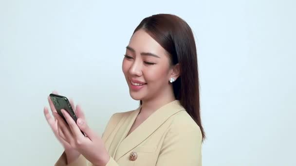 Sorridente Giovane Femmina Sms Sul Suo Telefono Cellulare Ridere Sfondo — Video Stock