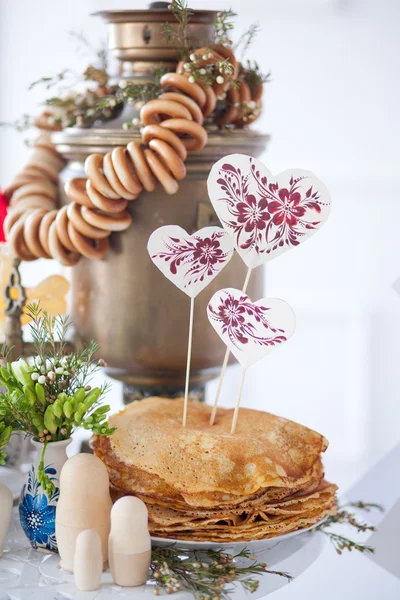Russian samovar, appetizing pancakes and bagels — Stock Photo, Image