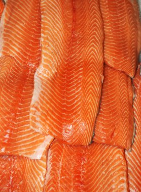 Beyaz arka plan üzerinde RAW büyük somon çubuk