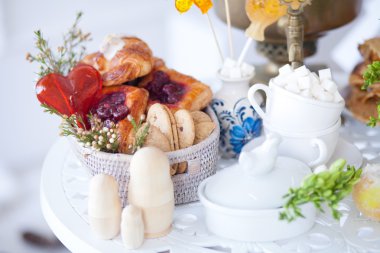 candy lolipop kalp ile pişirme ve bir masanın üzerine şeker