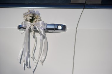 Çiçeklerle süslenmiş düğün arabası.