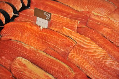 ışık tuzlanmış Somon Balık pazarında.