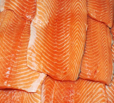 Beyaz arka plan üzerinde RAW büyük somon çubuk