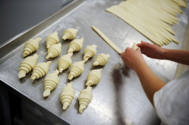 baker bir kruvasan şekillendirme