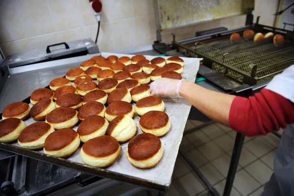 Süßes Gebäck auf Backblech in Bäckerei — Stockfoto