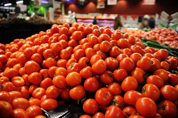 Röda tomater på marknaden — Stockfoto