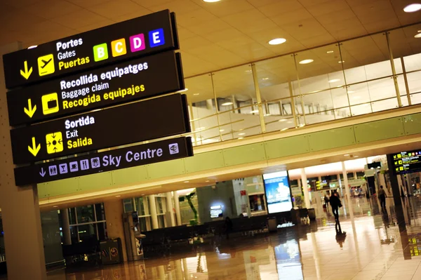 Sinal amarelo em um aeroporto internacional — Fotografia de Stock