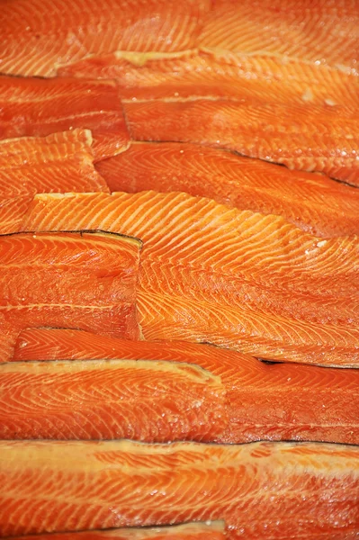 Barra de salmón grande crudo sobre fondo blanco —  Fotos de Stock