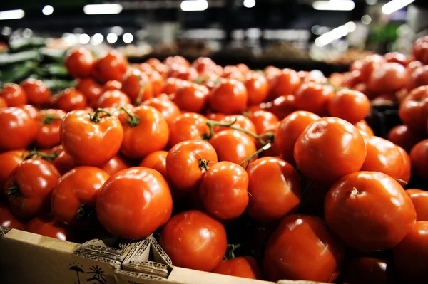 Röda tomater på marknaden — Stockfoto