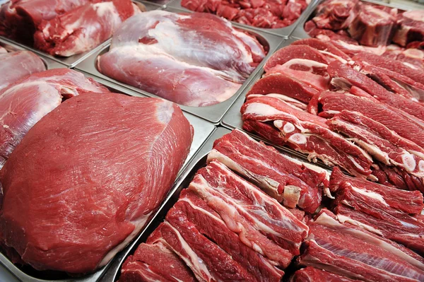 Carne cruda sobre fondo blanco —  Fotos de Stock