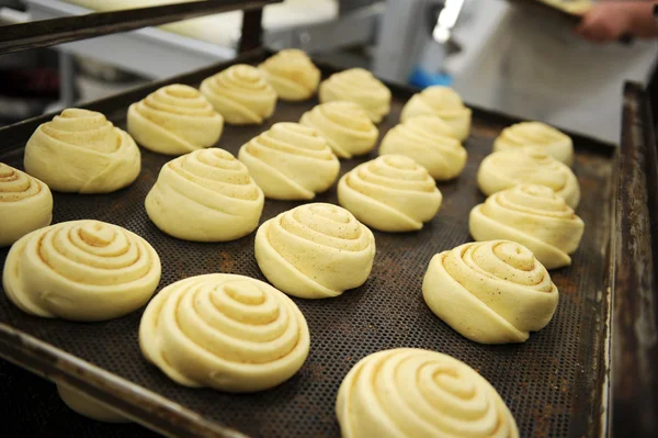 Fabricación de pan fresco en la panadería —  Fotos de Stock