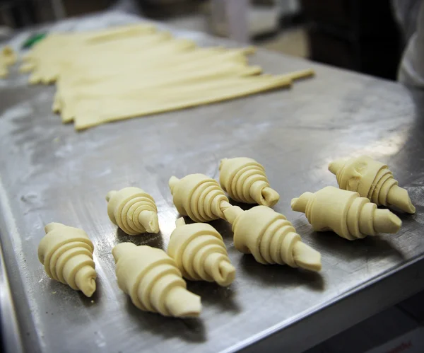 Rohe Croissants auf Backblech — Stockfoto