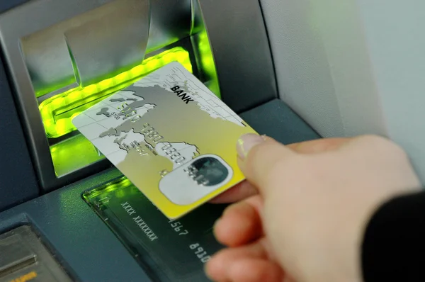 Insertar tarjeta de crédito en la máquina bancaria para retirar dinero . — Foto de Stock