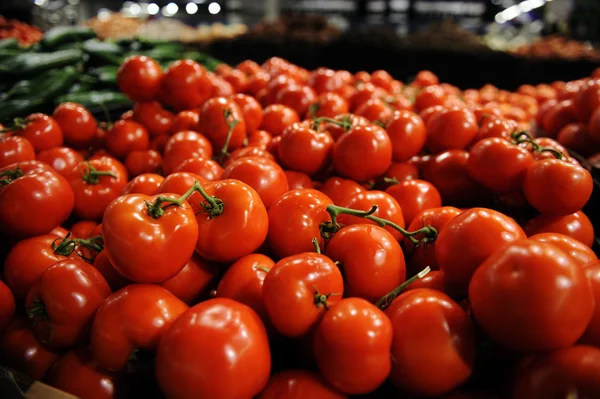 Röda tomater på marknaden — Stockfoto