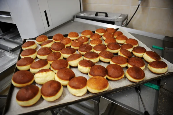 Pastelaria frita doce em assadeira na padaria — Fotografia de Stock