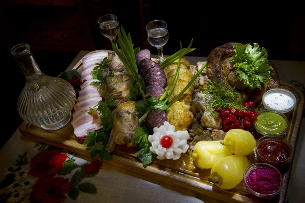 Ramo de carne culinaria con verduras, salsas y vodka —  Fotos de Stock