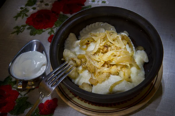 Smaczne pierogi ze smażoną cebulą — Zdjęcie stockowe