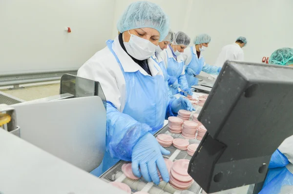 Lavorazione delle carni nell'industria alimentare — Foto Stock